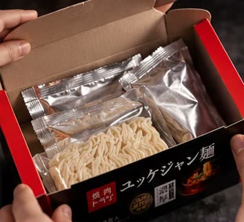 箱を開けると、生麺とスープの袋が並んでいる